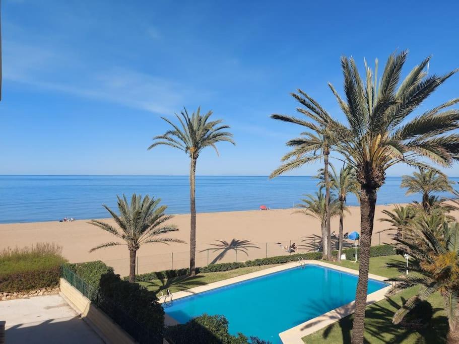 Estupendo Apartamento En Primera Linea De Playa Y Con Vistas Al Mar Denia Exteriör bild