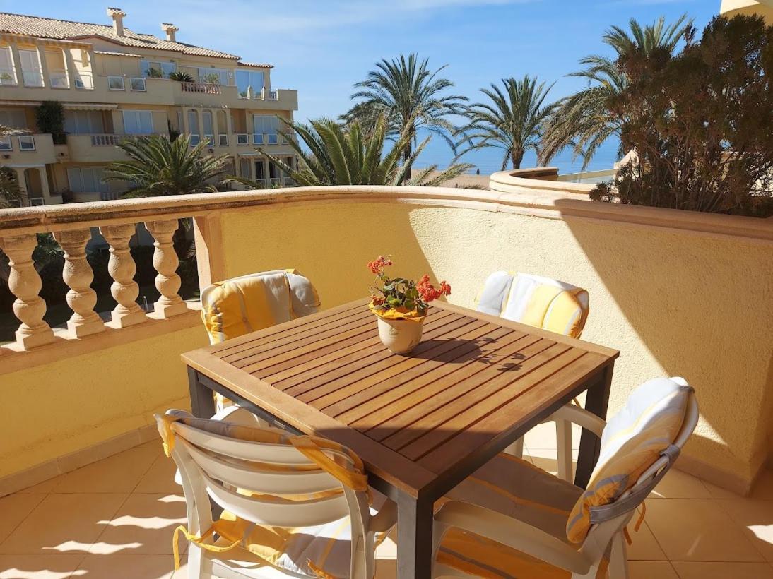 Estupendo Apartamento En Primera Linea De Playa Y Con Vistas Al Mar Denia Exteriör bild