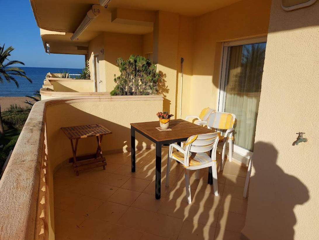 Estupendo Apartamento En Primera Linea De Playa Y Con Vistas Al Mar Denia Exteriör bild